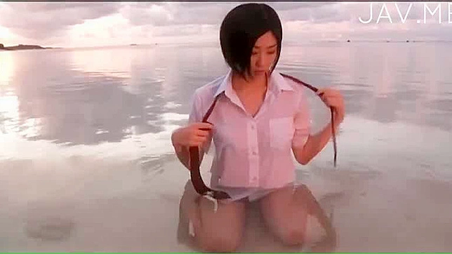 迷人的日本少女在水中性感自拍