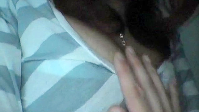 娇小性感的亚洲天使在玩弄她的洞穴