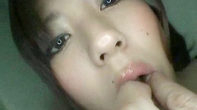 令人惊叹的日本美人以狗式被猛烈撞击她的阴道