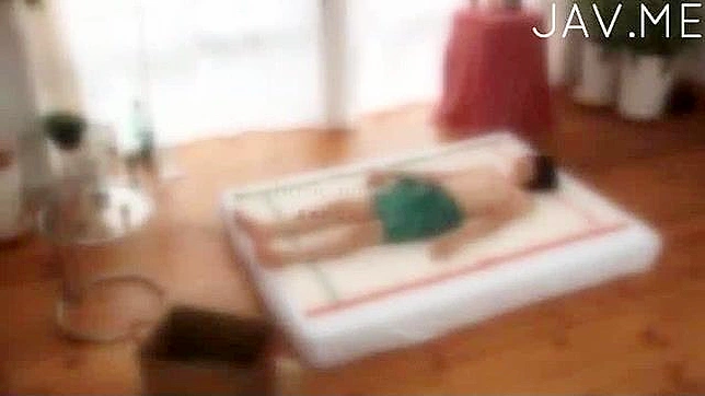 业余性感日本按摩师骑在他的阳具上