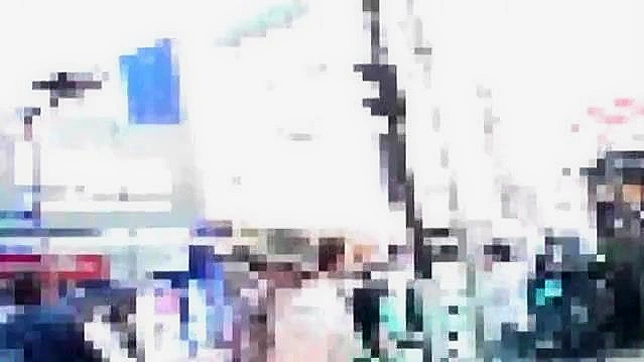 戴面具的日本美女被诱使露出性感的身体部位