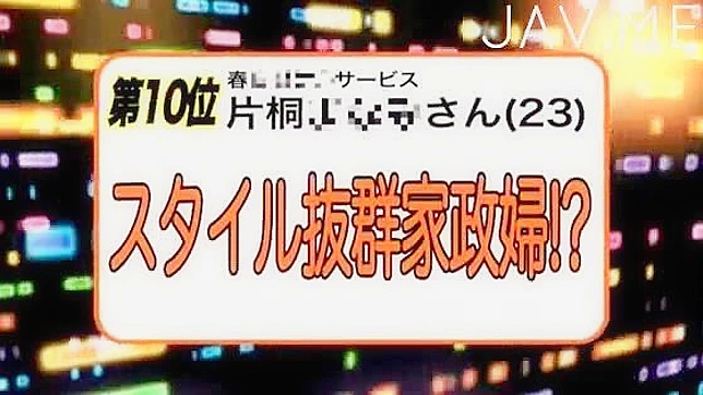 短发可爱的日本天使的小猫被好好地手指插入了。