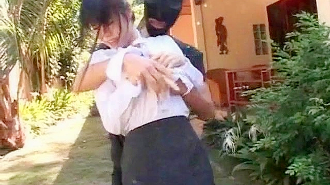 性感业余日本女郎户外口交男子