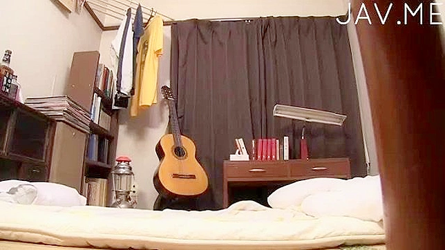 短发美丽的日本天使正在为他吸吮巨物