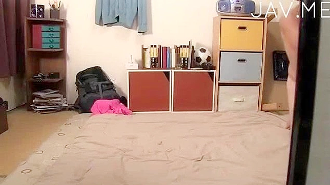 迷人的日本美女在室内吸吮巨大阳具