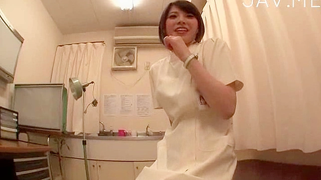 迷人的日本甜心穿黑色细绳内衣正在吸肉棒