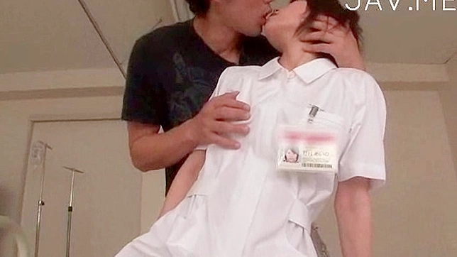 短发亚洲美女在室内吞咽香浓精液