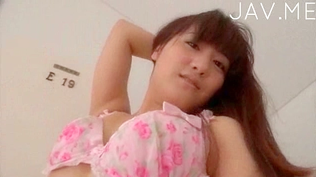 帅气饥渴的亚洲单身女孩在地上摆姿势