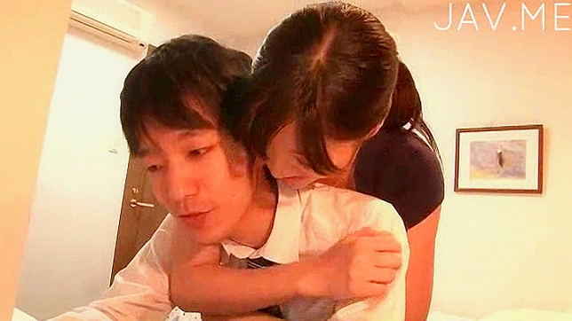 魅力十足的日本女孩正在享受身体按摩