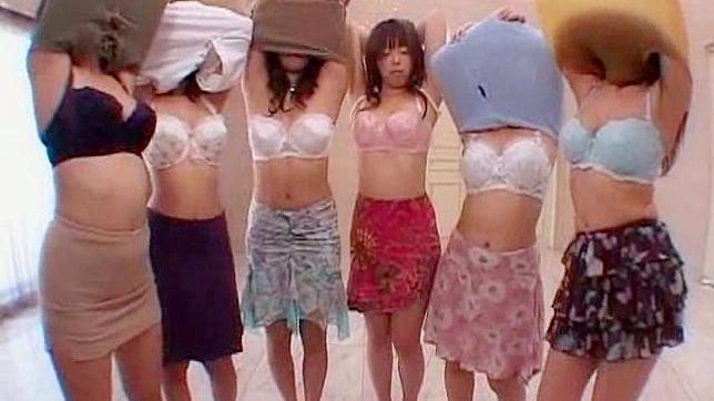 开心的日本女孩在室内展示她的天然美臀