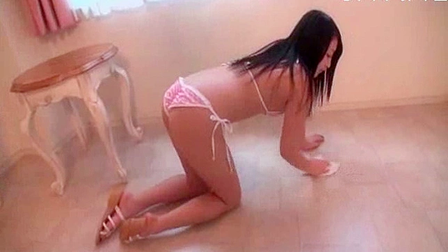 优雅大胆的日本独秀女孩展示丰满臀部