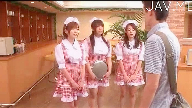 迷人的年轻日本少女有着令人惊叹的群交体验