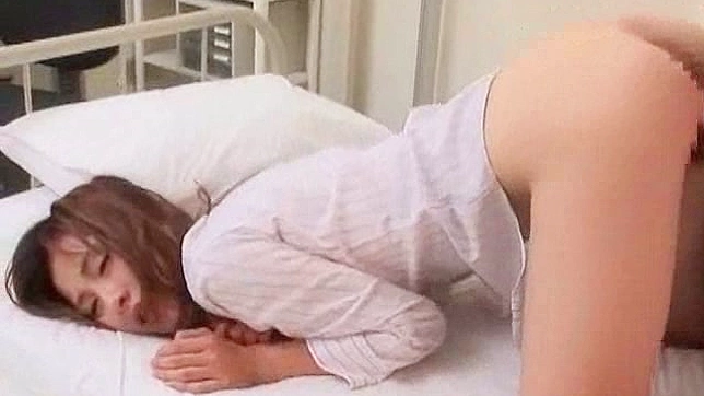 日本病人在诊疗室被手指探洞
