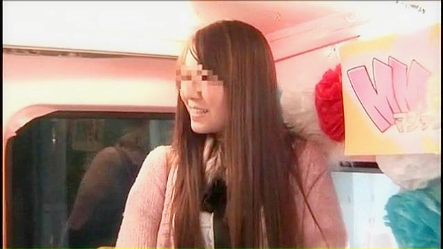 迷人的日本美女展示她的大后庭