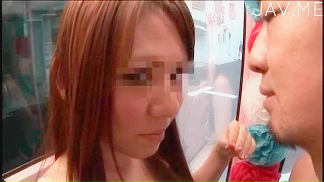 娇小性感的日本女孩在室内激情狂野体验