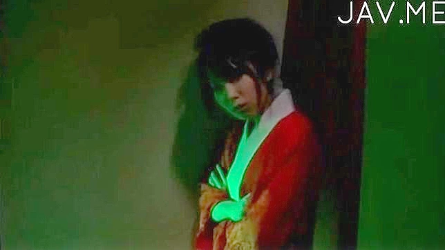 赤裸的漂亮日本女神在床上接受口交