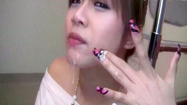 诱人的日本女孩穿裙底视角吸吮硬棒