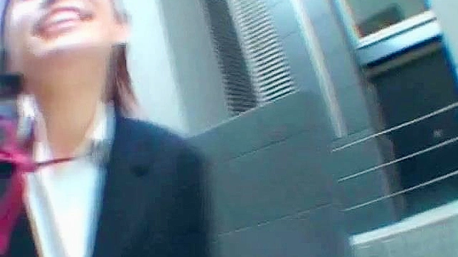 甜美妹子在室内给幸运小伙口交享受
