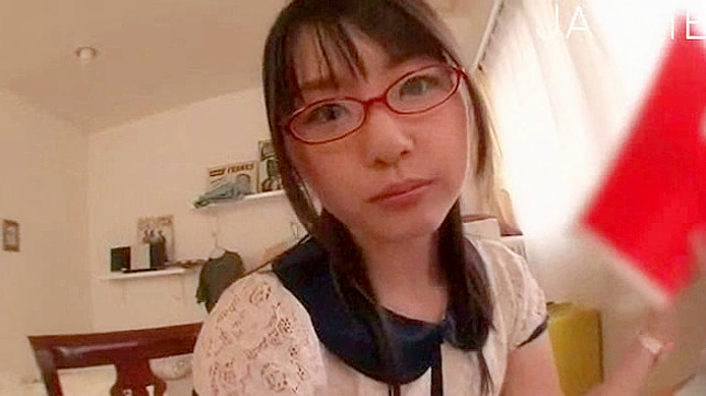 火辣年轻的亚洲小妞正在热情口交