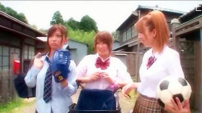 活力可爱的日本女孩为教练做手淫服务