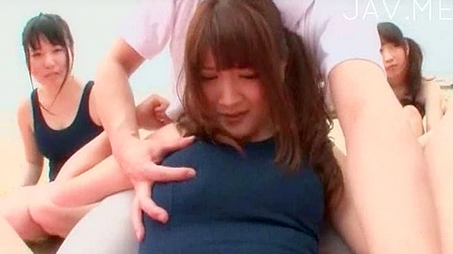 调皮的户外阴唇扩张适合可爱的日本少女