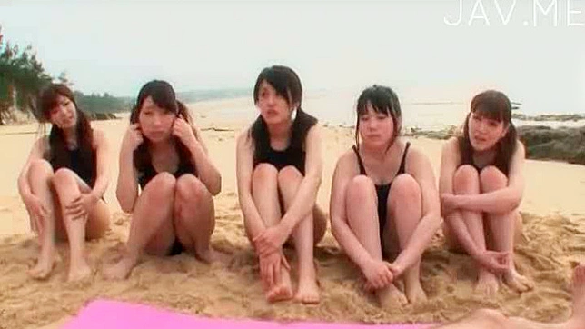 调皮的日本女孩在海滩上疯狂口交