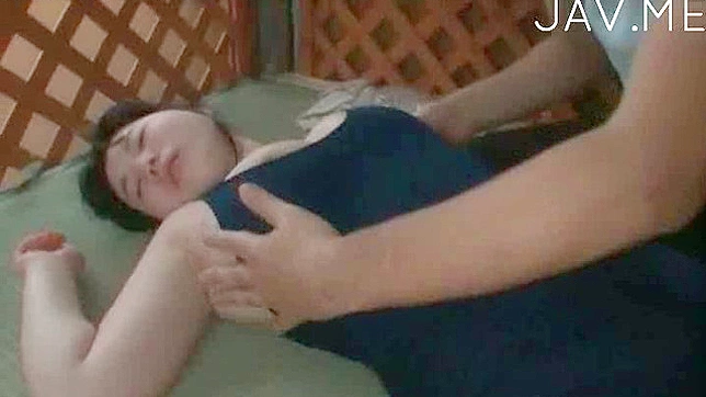 穿泳衣的日本妹子狂野湿穴炮击体验