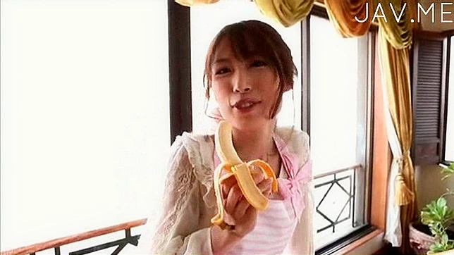 迷人火辣的日本妹子在室内摆姿势展示魅力。