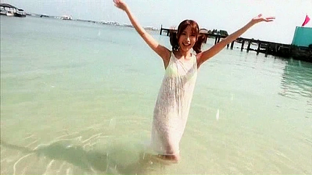 双马尾的可爱日本女孩在户外摆姿势