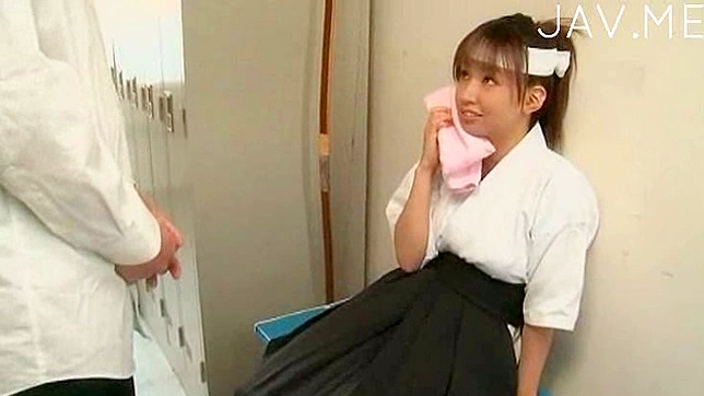 饥渴的她被肏入时咬着指甲