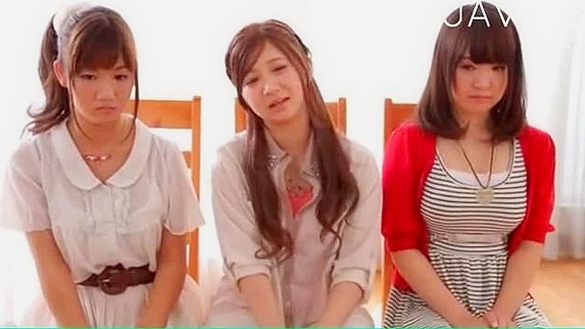 毛茸茸的身体等待着，她的张开的洞被手指深深地探索。