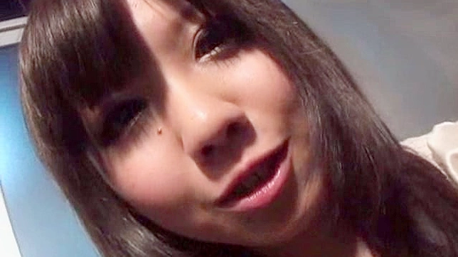 调皮的日本玩偶展示惊人的口技技巧