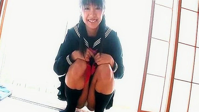 叛逆少女撩起裙子展示她好看的屁股