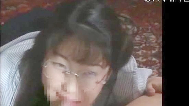 渴望的玩偶如此分开她的下体感觉非常美妙。