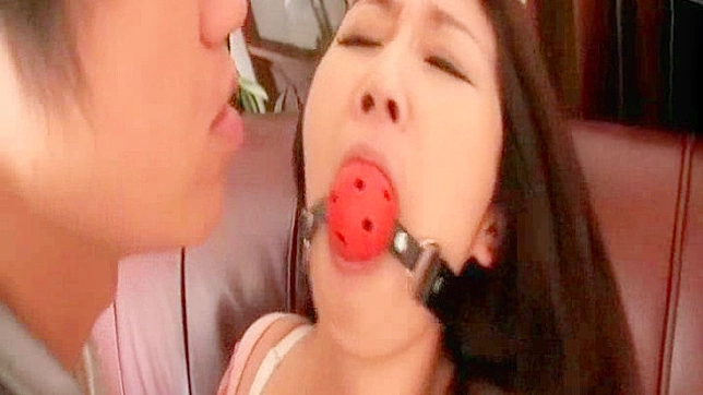 可爱的妻子在恶心的BDSM色情场景中被干翻天