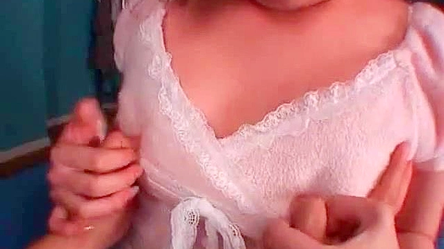 业余妻子在狂热的亚洲三人行中应付两根阳具