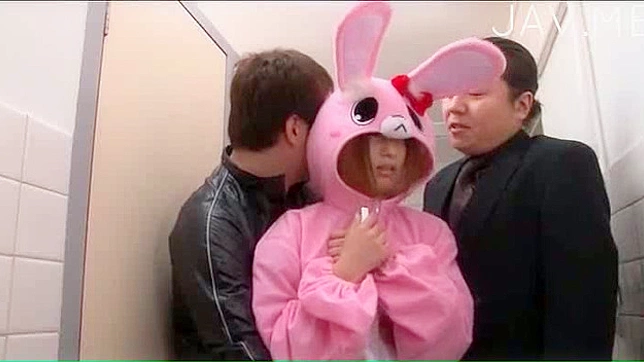 活泼年轻日本女孩在厕所里口交