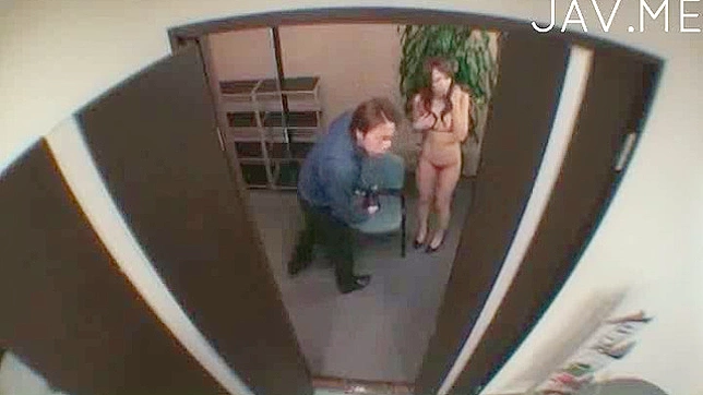 日本美女在工作时间给予明确的口交服务