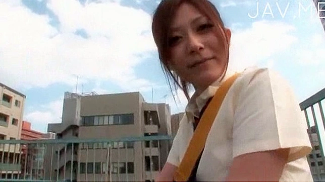 可爱日本女学生屈服于她饥渴的毛茸茸小穴