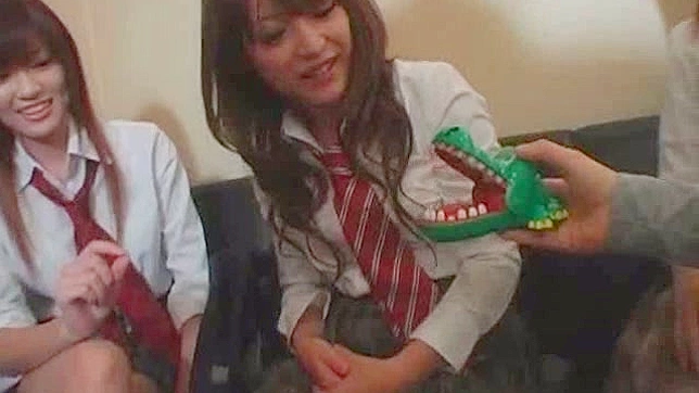 肮脏的女学生正在想办法与老师发生关系。