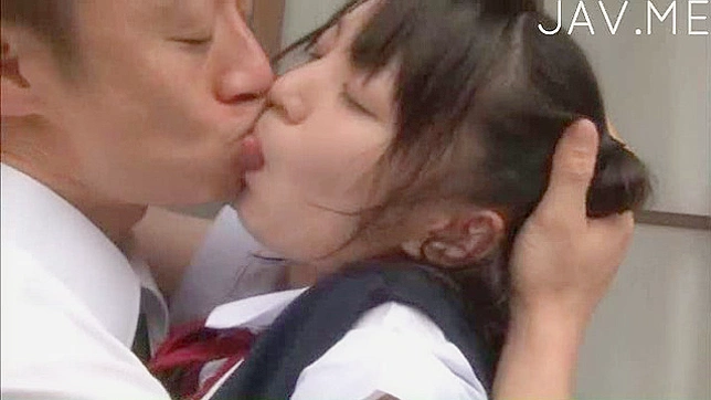 饥渴老师征服亚洲少女，逼她吞精液