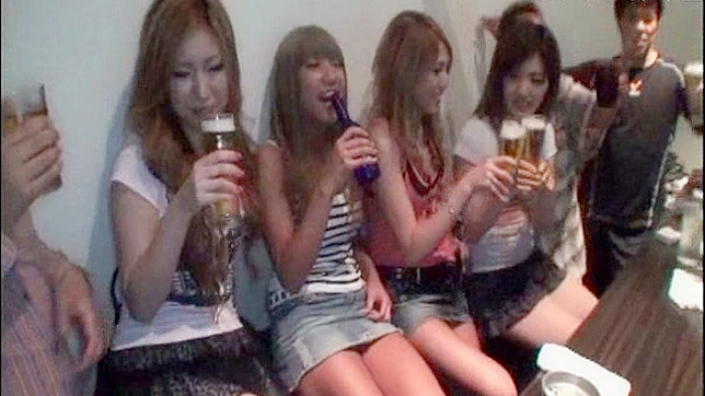 迷人美女陷入狂野日本群交狂欢夜