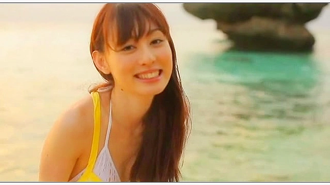 红发和下流的日本女孩正在摆姿势在L里