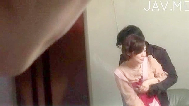 业余美女在温暖的按摩浴缸中与猛男变得性欲高涨