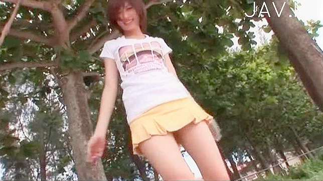 性感美女穿着暴露连衣裙展示她的俏臀