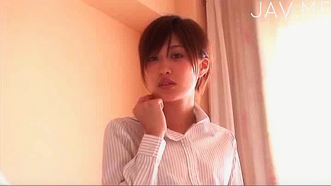 性感秘书展现她惊人的身材与丰臀魅力