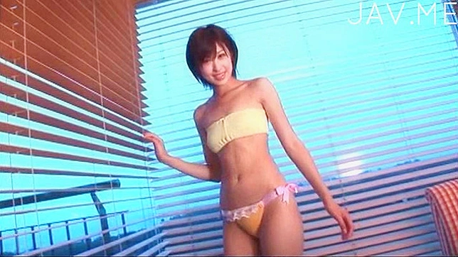 性感脱衣秀，展示她的巨臀和丰满胸部