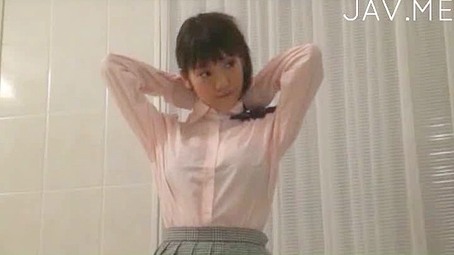 穿校服的女学生像专业一样深喉，疯狂吸吮大鸡巴