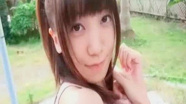 日本少女户外展露俏皮性感一面