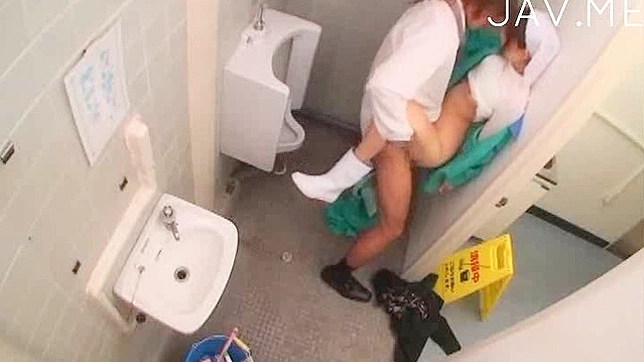 性感护士弯腰开始激烈的性爱体验